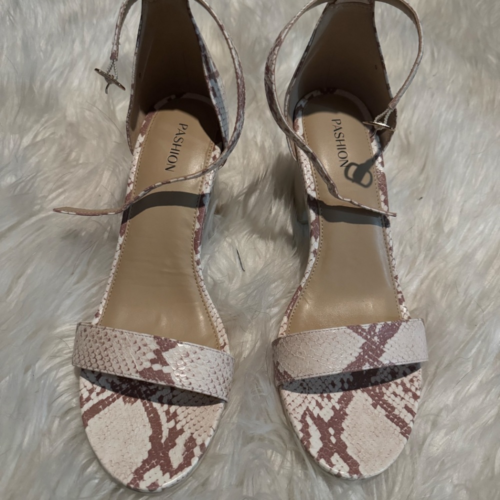 Pashion Footwear Pashionista convertible sandal in Ivory Snakeskin, size 9 - Picture 5 of 6